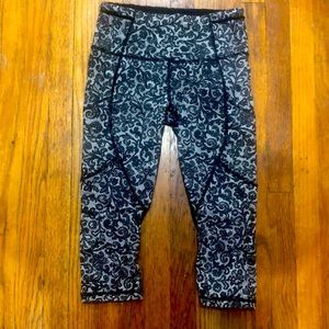 Rare Lululemon Multipocket Capri Leggings